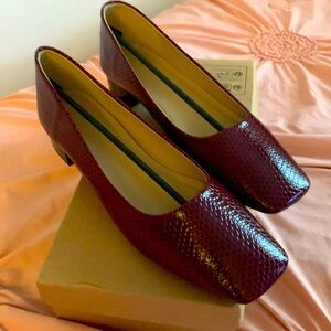 Woman’s flats, size 44, color wine red.